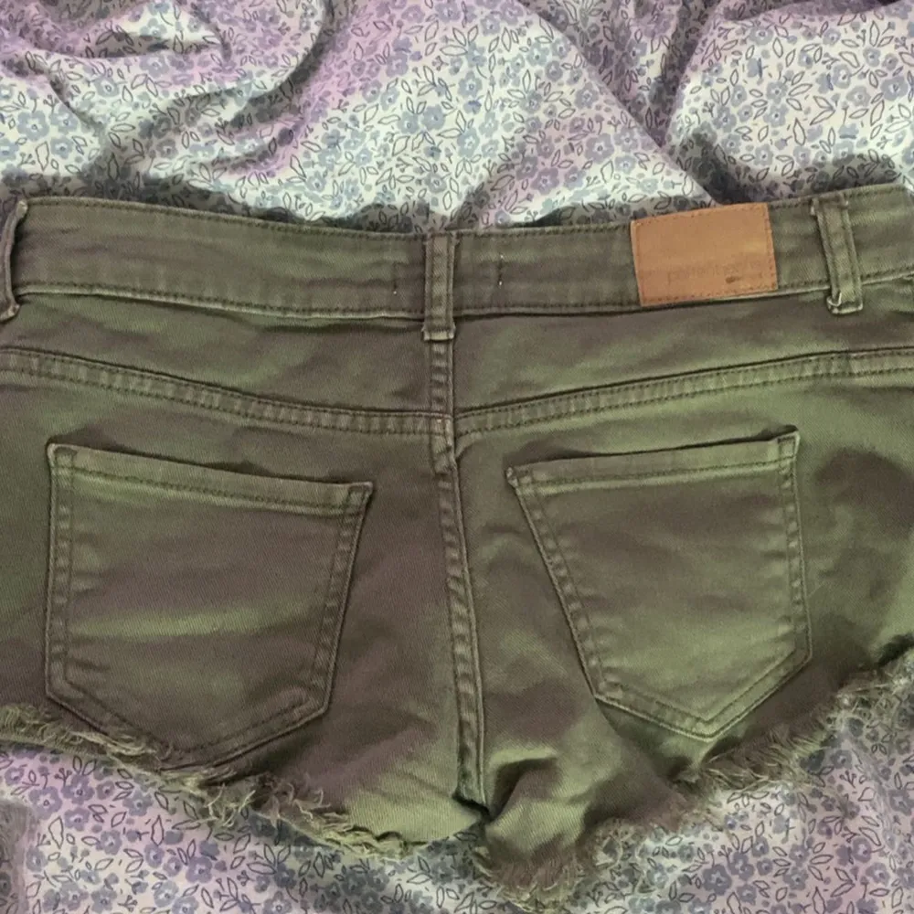 Militär gröna shorts  Dem är klippta lite kortare💗 Säljer pågrund av att dem ej kommer till användning💗. Shorts.