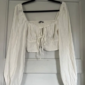 Vit blus  - Vit fin blus från Gina tricot i nyskick.