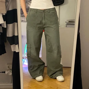 Baggy jeans - Baggy cargo byxor, har tecken på användning.
