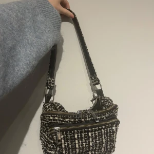 Noella väska  - Jättefin och unik väska från noella, svartvit mönstrad med glittriga detaljer 💕 bra skick!