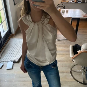 Topp - Så fin topp från Hm, lappen kvar. Storlek M