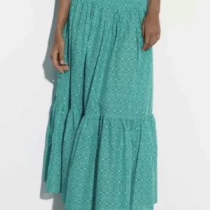 Zara kjol  - Jätte snygg kjol från zara. Användes i somras förra året men har sen dess inte kommit till användning. Den är i bra skick. Dm för bilder! 