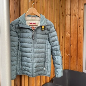 Parajumper jacka. - Säljer min gröna parajumper jacka för att den är för liten. Storlek medium passar även S, passar bra om du är mellan 170-180 En liten defekt längst ner på jackan men syns knappt, därav är jackan billigare. (Är ca 183 på bilden)