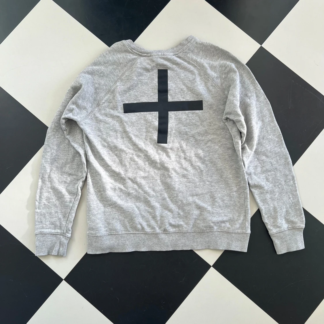 Grå sweatshirt med svart kors