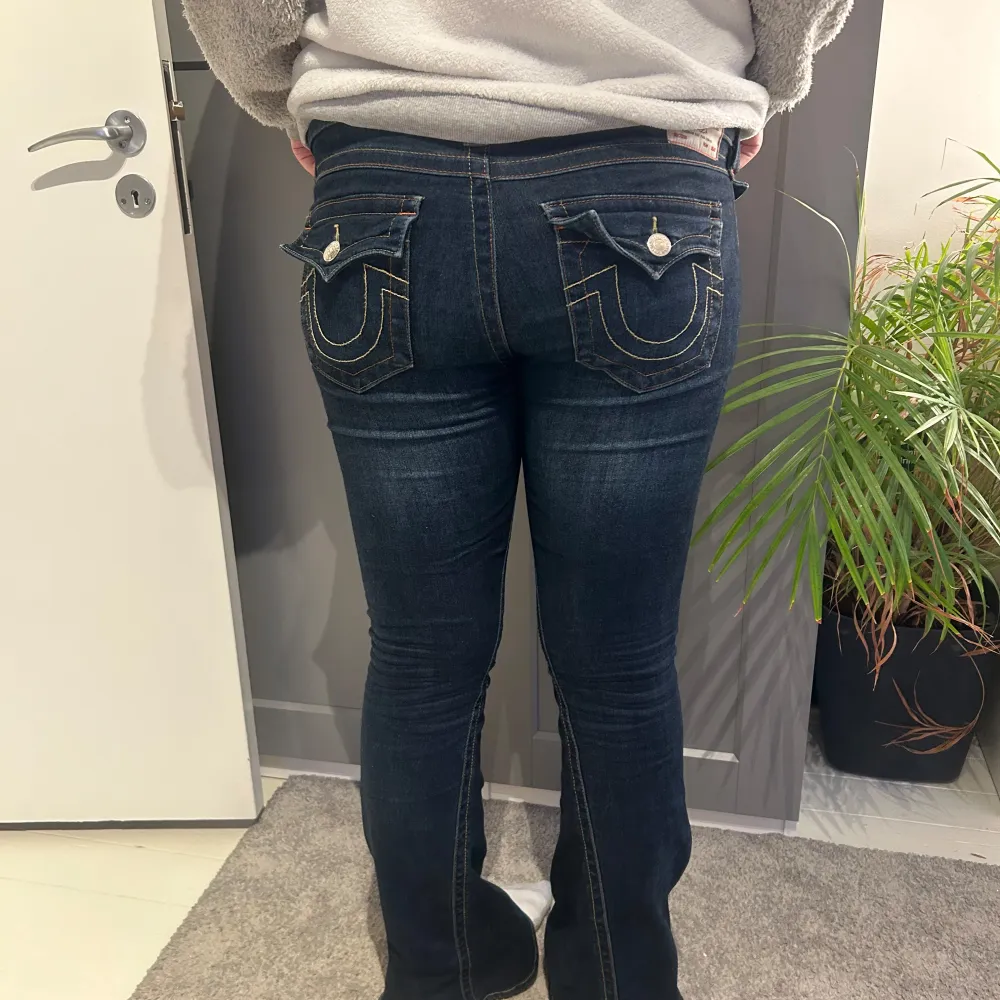 Ett par true religion jeans som har använts men inte överdrivet mycket, bra skick, säljer dessa för dom är för stora. Storlek 30 i midjan och 34 i längden, för långa på  mig så därför finns de en liten skavank på byxan längst ner , low rise bootcut . Jeans & Byxor.