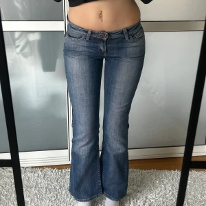 Lågmidjade bootcut jeans  - Säljer massa andra jeans!Super Lågmidjade Bootcut jeans, storlek 27 enligt lapp men skulle säga att de är mindre i storleken. En 25-26 (se mått) Innerben: 70 midja:35. Köp sker via köp nu, jag postar inom 24h. Kvar tills markerad såld 