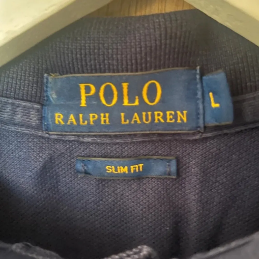 Säljer nu denna sjukt snygga Ralph lauren piké i marin blå färg. Tröjan är i storlek L och är i mycket fint skick utan några defekter. Hör av dig om du har fler frågor!. T-shirts.