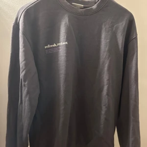 Grå sweatshirt med tryck - Fint skick Använd en del  Unisex 