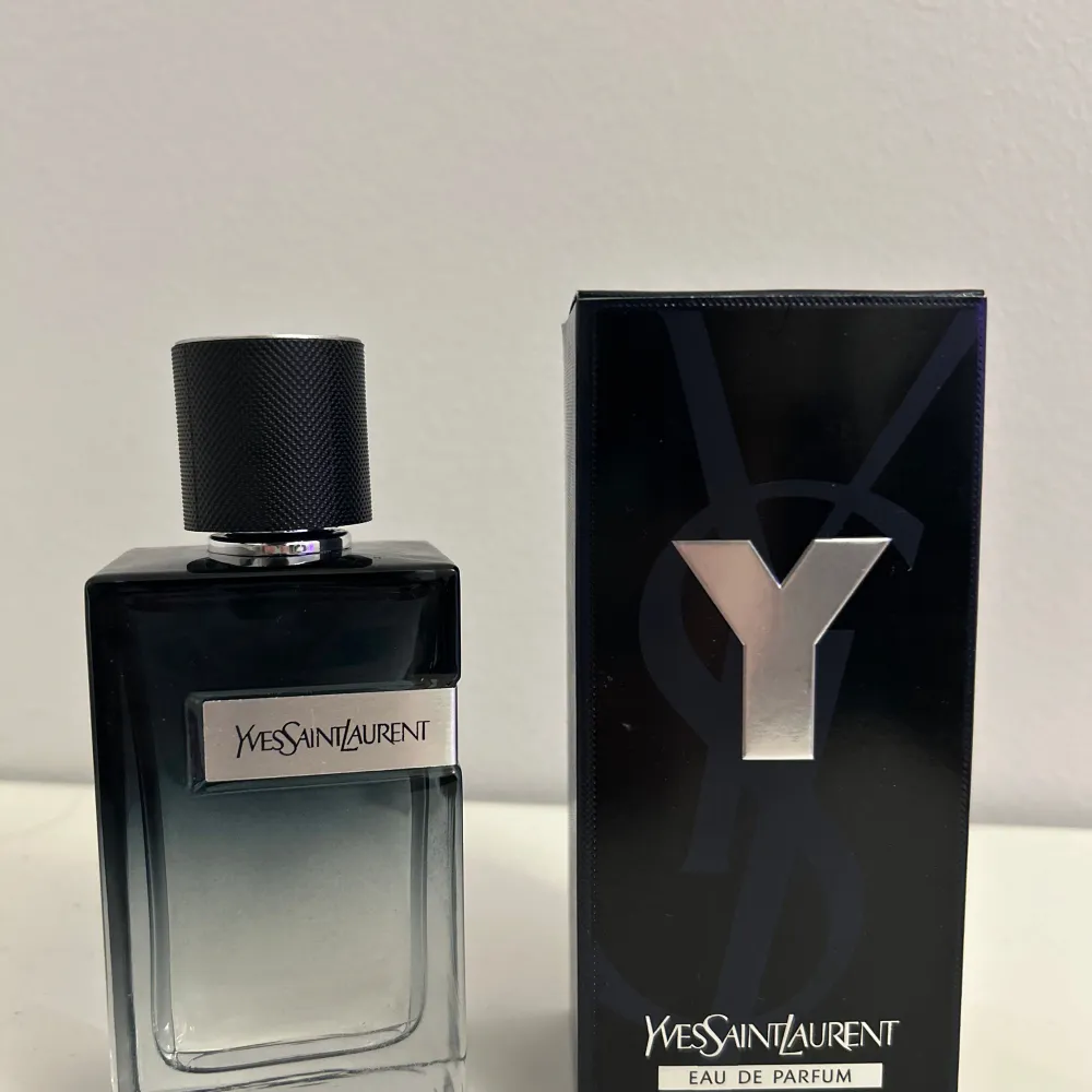 Den här parfymen, Yves Saint Laurent Y 100 ml, var en gåva och har aldrig använts. Den är i perfekt skick, med flaskan och förpackningen helt intakta, precis som ny. Det är en fin doft, men inte riktigt min stil, så jag lägger upp den här för någon . Parfym.