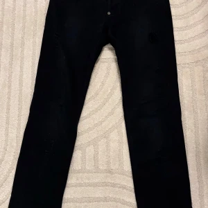 Philipp Plein Jeans - Svarta Philipp Plein jeans med revor. Storlek 33.  I väldigt bra skick.  Nypris ca 8000kr