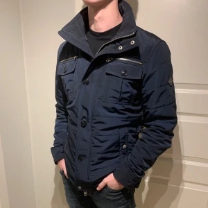 J.Lindeberg | Jacka - Field jacket från J.Lindeberg den är lite tjockare så går att ha på vintern också! | Riktigt fint skick, finns nått jätte litet tecken på användning! | Storlek M men kan passa lite mindre! | Ställ gärna frågor innan du köper!