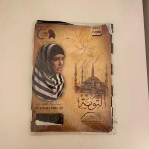 Randig hijab - Säljer en snygg och stilren hijab med svartvita ränder. Perfekt för att ge en klassisk touch till din outfit. Materialet känns mjukt och bekvämt mot huden. Passar bra till både vardag och festliga tillfällen. Den är i två delar 