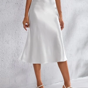 En fin vit kjol - Helt ny aldrig använt. 