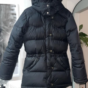 Boomerang vinterjacka  - Boomerang vinterjacka  Finns ett litet hål vid ena fickan (bild 4)  Den är lite sliten men annars mycket varm och skön.