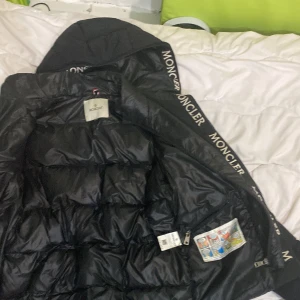 Moncler jacka - Svart moncler jacka, för stor för mig.
