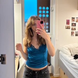 Topp från BikBok - Fin blå topp med spetsdetaljer från BikBok i storlek M. Knappt använd, nyskick.