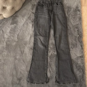 Gråa Jeans - Från Gina Tricot i stl 164. Går att spänna in i midjan (väldigt inspänt på bilden) Slits längst ner🩶