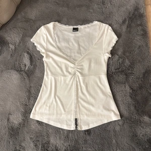 Slits/Spets Topp Gina Tricot  - Söt topp, inga defekter, stl S. 🩷