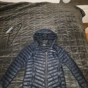 Peak Performance jacka  - Säljer en väldigt fin peak performance jacka i bra väldigt bra skick. Storlek 160, passar som S. Färgen är väldigt mörk blå. Hör av er  vid intresse!
