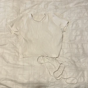 Vit topp med snörning  - Vit topp med snörning