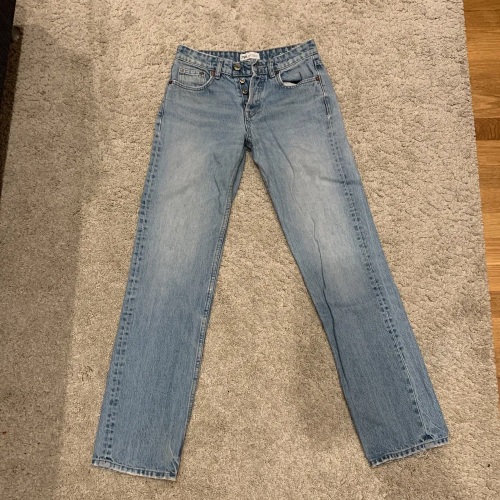 Säljer nu mina favorit jeans som har blivit för små för mig, dom är raka i benen och är mellan låg och mid waist. Väldigt fina på, får tyvärr inte på mig som längre.. Farkut & Housut.