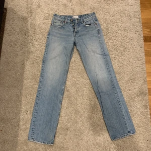 Zara jeans  - Säljer nu mina favorit jeans som har blivit för små för mig, dom är raka i benen och är mellan låg och mid waist. Väldigt fina på, får tyvärr inte på mig som längre.