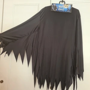 Halloween dräkt Screem - En perfekt halloween dräkt om man vill klä ut sig till ett spöke eller annat. Det i går byxor till dräkten. Skriv vid frågor 🤩