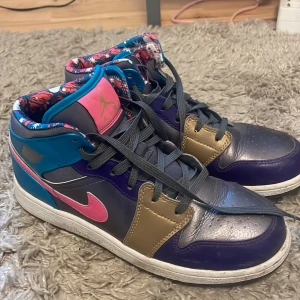 air jordan 1 mid gs metallic dark greymetallic  - Ett par air jordans bra skick lite sliten sula ,perfekta till vardagen eller fest 