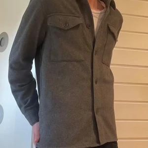Grå overshirt/höstjacka  - Tvär fet och helt oanvänd overshirt från ”These Glory Days”. Köpt för 900kr 