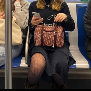 Snedskuren kjol - Mörklblå ”satin” kjol med två volanger som är snedskuren💕