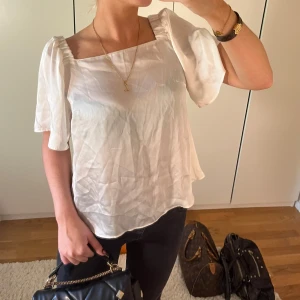 Vit satin blus  - Från Stockholm, super bra i kvalitet💕💕aldrig använd 