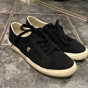 Ralph Lauren skor - Säljer dessa supersnygga mörkblåa ralph lauren skor då de inte kommer till användning. Jättebra skick endast använda några gånger. Kontakta mig vid frågor💗