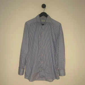 Eton skjorta - Schysst skjorta i strålande skick, säljer eftersom den inte kommer till användning. Riktigt skönt material och lätt att klä till. Nypris ligger på ungefär 1600!💫💯Hör gärna av er vid flera frågor eller funderingar!