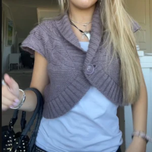 Bolero/Kofta  - Super söt kofta!! Köpt secondhand,färgen är grålila 