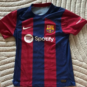 Barcelona fotbollströja - Använt 2-3 ggr Fcb 2022/2023 Lewandowski, Spelarversion. Champions league på armen. Storlek L, utmärkt skick