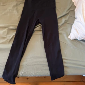 Träningstights - Säljes för dem var för små för mig!  🍂 Hund finns i hemmet! 🍂 Rökare! 🍂 Tvättat/vädrat innan försäljning! 🍂 Priset är förhandlingsbart!