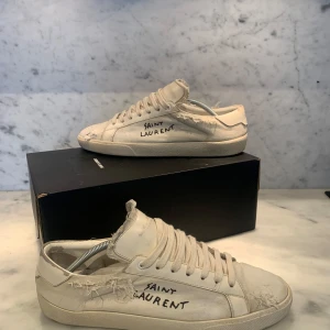 Saint Laurent skor - Tja, säljer mina saint Laurent skor pga att jag inte använder dom så ofta, allt og ingår  Skriv om du har några funderingar Priset är diskuterbart vid snabb affär.