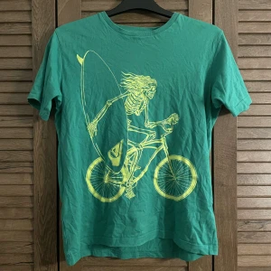 T-shirt med motiv - T-shirt med motiv på framsida från Quiksilver. Liten i storlek. 100% bomull. Inga synliga defekt