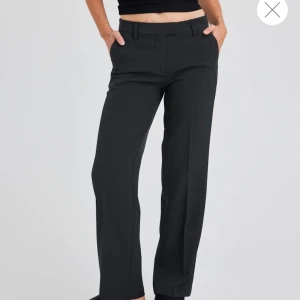 Kostymbyxor  - Ett par jätte fina kostymbyxor ifrån bikbok i strlk 34.  Knappast använda, kanske 2-3 användningar. Säljer för att jag har ett par likadana. Köpta för 500 säljer för halva priset. 