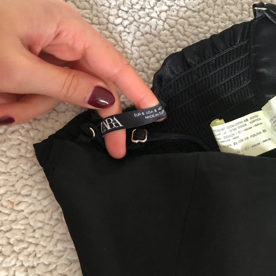 ZARA svart croptop i satin med stretch - 92