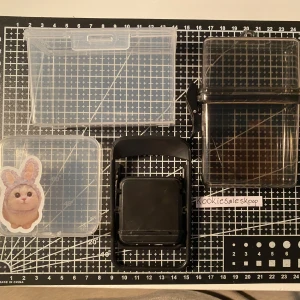 Förvarings lådor och pc holder stol - Stora svarta har en skada som fanns när jag fick den, allt annat fint skick. 50kr för allt!  