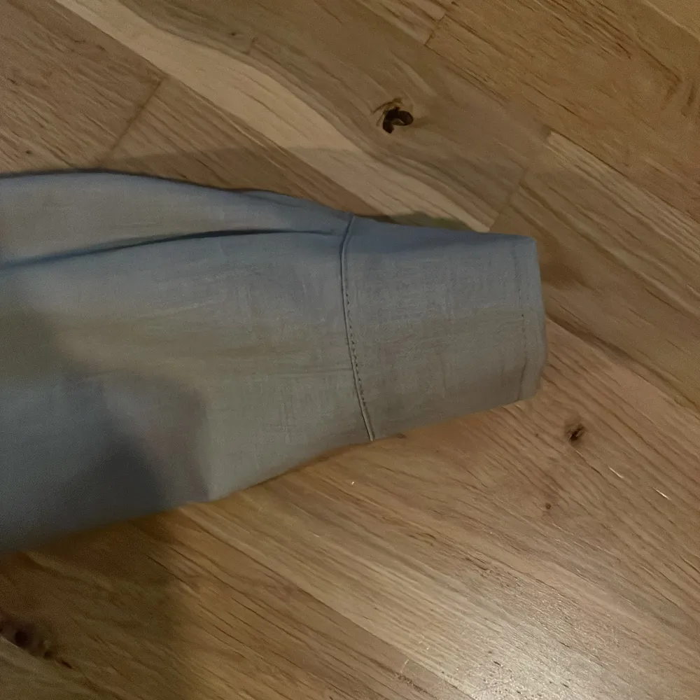 Junkyard skjorta storlek S men sitte baggy. Väldigt skönt material. Priset går och förhandla . Paidat.