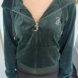 Juicy couture hoodie - Fin juicy tröja, säljer då jag behöver pengarna. Har använt ett par gånger, är i bra skick.