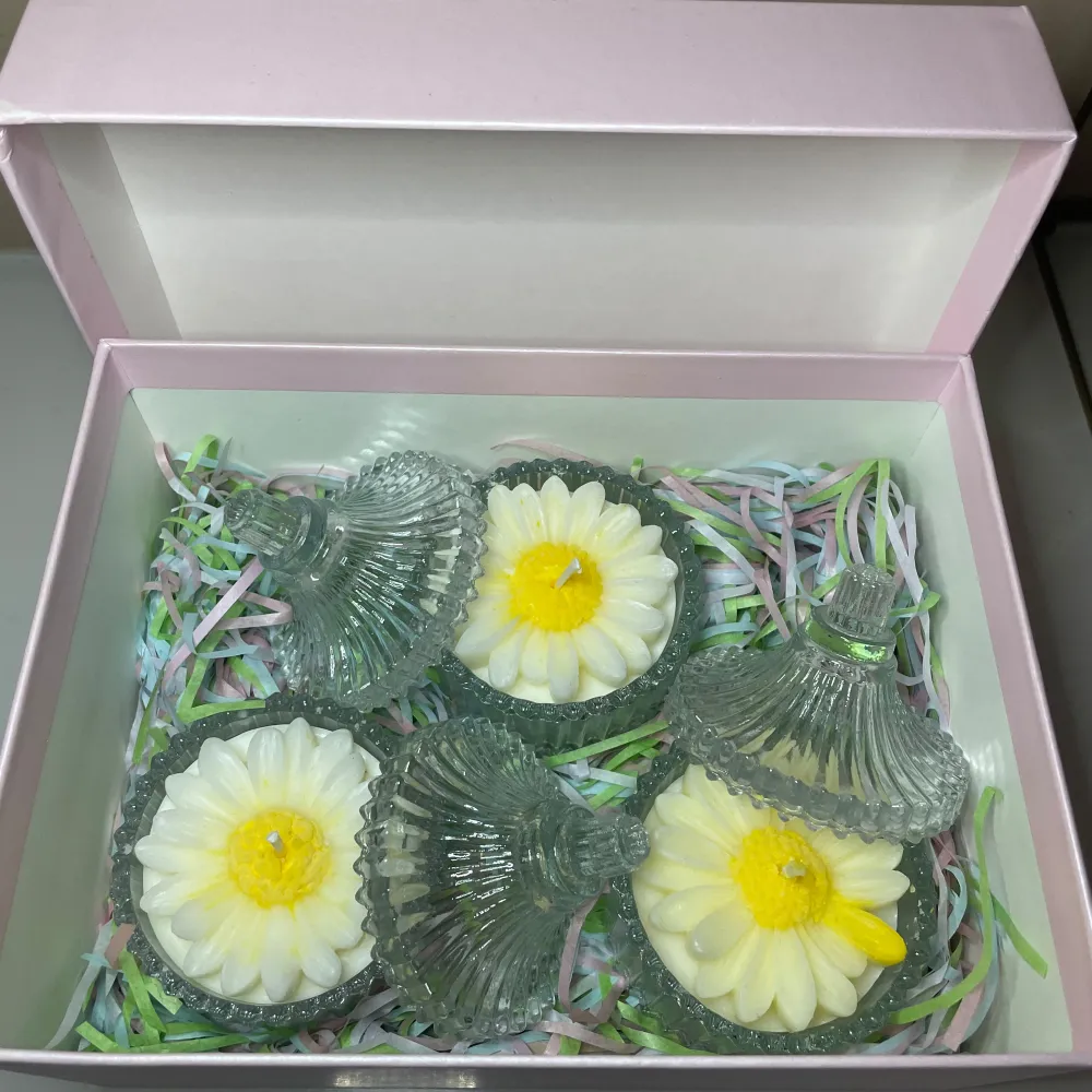 Säljer tre superfina ljus formade som blommor i glasburkar. Ljusen är vita med en gul mitt och kommer i en elegant glasburk med lock. Ljusen är gjorda av sojavax. Perfekta som dekoration eller present! 🌼vid köp kommer ljusen med paketet och slås in.. Muu.