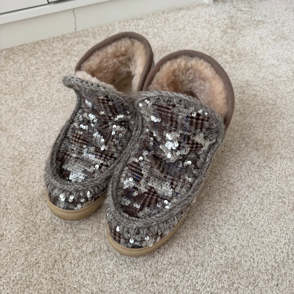 Mou boots i storlek 37 i toppenskick!! Använda enstaka gång. Perfekta nu i vinter❄️🤍🌨️☃️ så varma, sköna och fluffiga inuti. Skor.