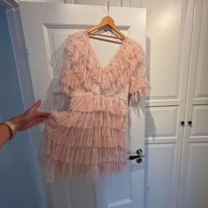 By malina klänning  - Jätte fin by malina klänning som inte finns kvar längre använd en gång nypris 2800🥰