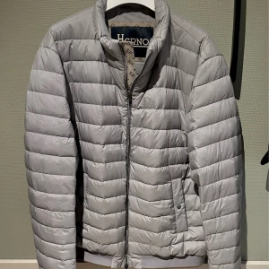 Herno Jacka - En fin Vår Jacka i storlek M, hör av er om frågor eller fler bilder  Svarar direkt på prisförslag!