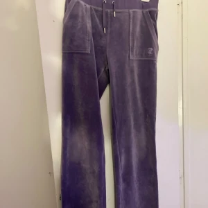 Juicy couture  - Hej, säljer dessa juicy byxor. Dom är i perfekt skick, inget fel på dem, använda få gånger och säljs pga få användning
