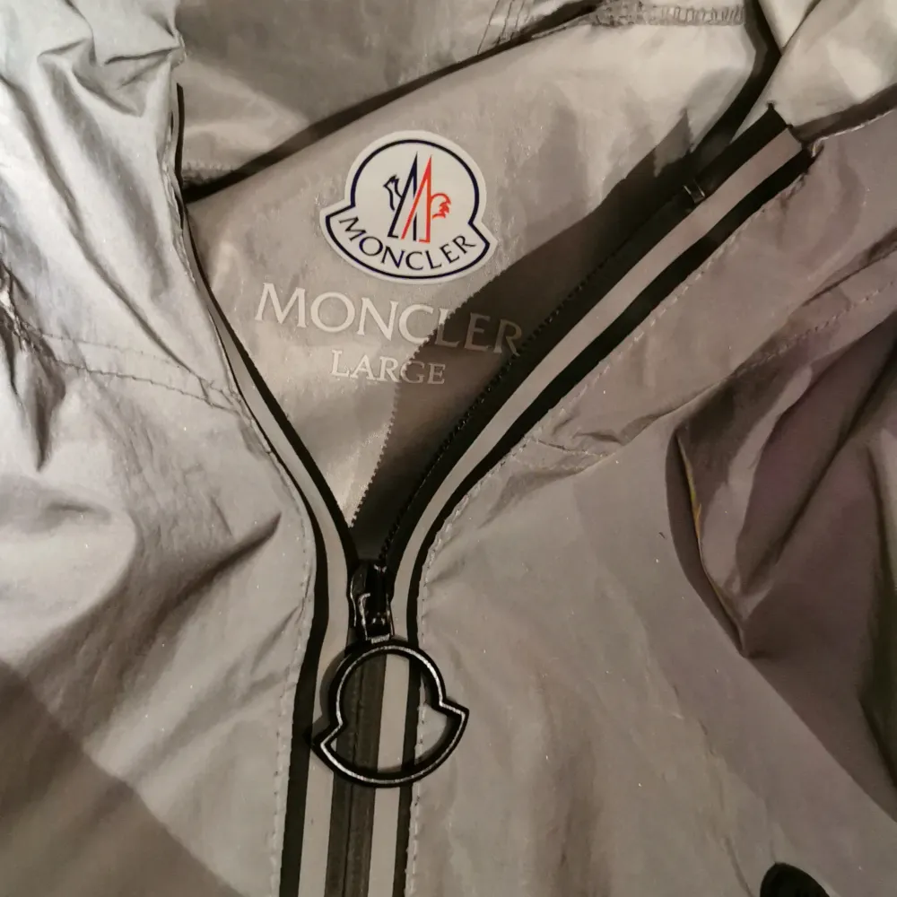 En moncler jacka som är vatten tätt o har reflex. Den är oanvänd och riktigt fin. Pris kna diskuteras . Tröjor & Koftor.