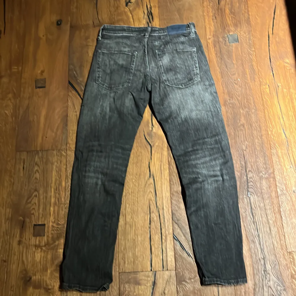 Hej säljer mina jack & Jones Jeans på grund av att de är för stora för mig. Har aldrig använt de så de är i fint skick. Passformen är tapered Hör av dig om du är intresserad . Jeans & Byxor.